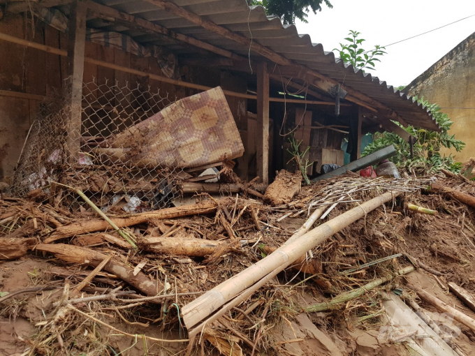 Một ngôi nhà của người dân bị ảnh hưởng nặng do lũ. Ít nhất cho đến 18h hôm nay, chưa ghi nhận thiệt hại về người.
