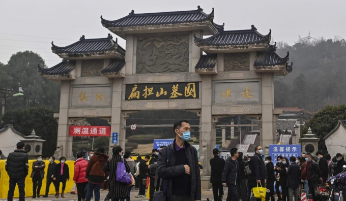 Người dân Vũ Hán đến thăm một nghĩa trang vào ngày đầu năm mới để tưởng nhớ người đã khuất. Ảnh: AFP.