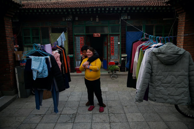 Dương Niên Liên cùng vợ tại căn nhà trọ họ thuê ở Bắc Kinh. Ảnh: Reuters.