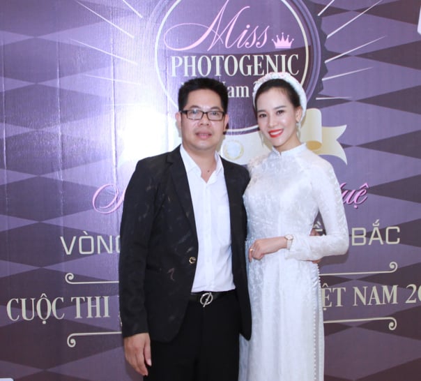 Nhà báo Dương Quỳnh Hoa và ông Nguyễn Hòa Chủ tịch HDQT Công ty Elite Art Việt Nam.