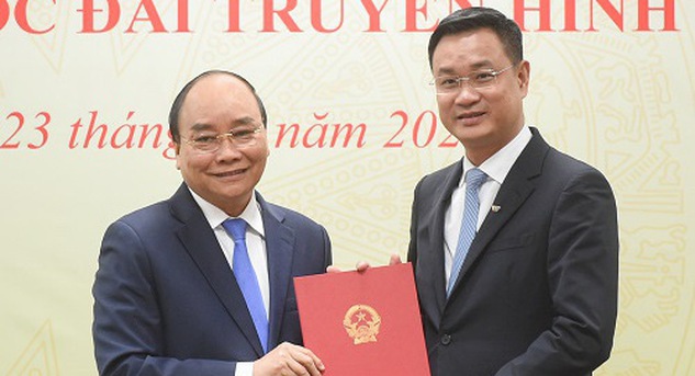 Thủ tướng trao quyết định bổ nhiệm Tổng Giám đốc Đài Truyền hình Việt Nam (VTV) cho ông Lê Ngọc Quang. Ảnh: VGP/Quang Hiếu.