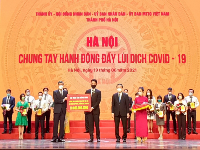 Ông Đỗ Hoàng Minh - Phó Tổng Giám đốc Tập đoàn Tân Hoàng Minh trao tặng tiền ủng hộ. Ảnh: Tiến Minh.