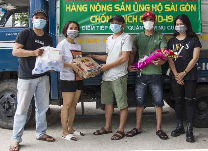 Nhiều bạn trẻ đến tặng hoa, động viên 2 tình nguyện viên Nguyễn Lê Trí Nguyễn, Nguyễn Lê Nguyên trước giờ xuất phát vào TP.HCM. Ảnh: Trí Nguyễn.