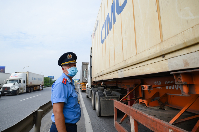 Xe container, xe tải chở hàng nối đuôi nhau tại chốt kiểm dịch cầu Phù Đổng sáng 26/7. Ảnh: Tùng Đinh.