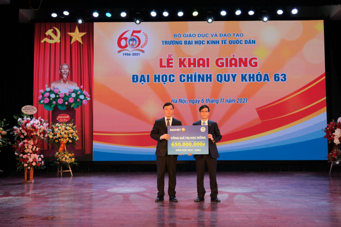 Tập đoàn Bảo Việt trao học bổng cho sinh viên trường Đại học Kinh tế Quốc dân.