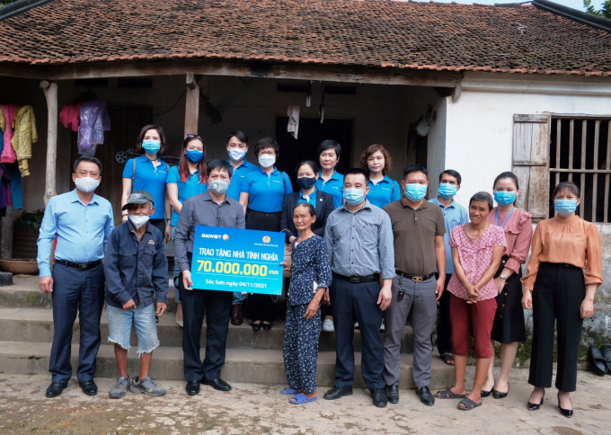 Công đoàn Tập đoàn Bảo Việt tổ chức trao tặng một phần kinh phí xây dựng nhà tình nghĩa - mái ấm tình thương.