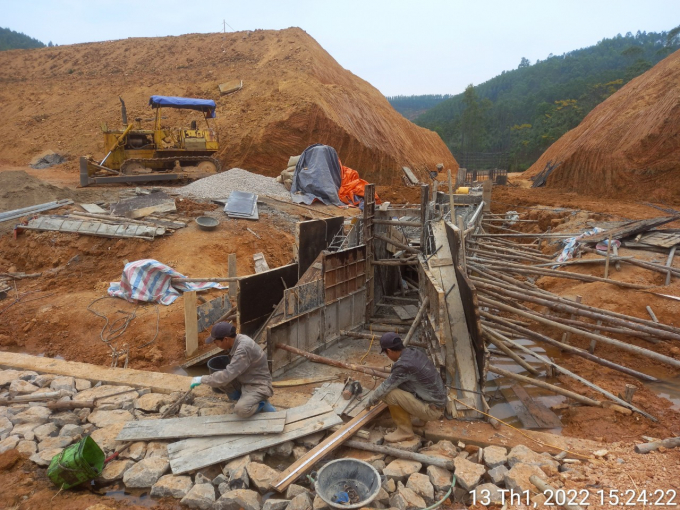 Hồ Khuôn Pinh đang thi công đào đắp mái thượng lưu, phát quang đường quản lý vận hành, lắp dựng thép đường ống cống và lắp dựng cốt thép sàn mái nhà quản lý. Ảnh: Vinh Trần.