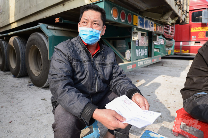 Tài xế lái xe nông sản đường dài chờ đến lượt thông quan ở cứa khẩu Tân Thanh, Lạng Sơn. Ảnh: Tùng Đinh.