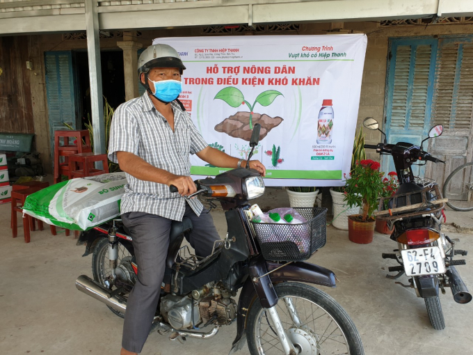Cty Hiệp Thanh tặng phân bón, khẩu trang và nước sát trùng phòng chống virus covid -19 cho nông dân trồng thanh long ở Long An và Tiền Giang.