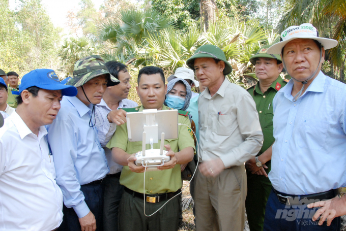 Thứ trưởng kiểm tra PCCR bằng thiết bị bay điều khiển từ xa (drone)...tại núi Phú Cường, huyện Tịnh Biên - An Giang. Ảnh: Lê Hoàng Vũ.