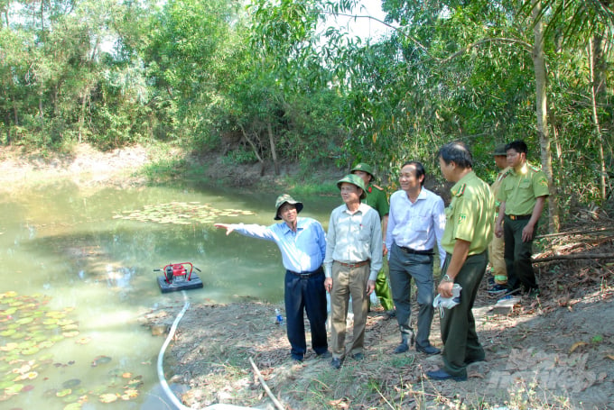 Thứ trưởng kiểm tra các hồ, đập phục vụ sản xuất nông nghiệp và PCCR ở 2 huyện Tịnh Biên và Tri Tôn. Ảnh: Lê Hoàng Vũ.