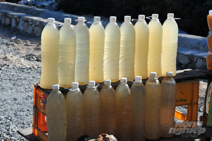 Nước thốt nốt qua sơ chế nhằm phục vụ giải khát bán cho khách đường với giá 20.000 - 25.000 đồng/kg.