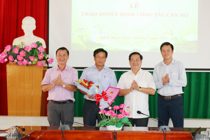 Ông Nguyễn Phước Thiện (thứ 2 từ trái sang) nhận quyết định bổ nhiệm Giám đốc Sở NN-PTNT Đồng Tháp. Ảnh: Ánh Nguyệt.