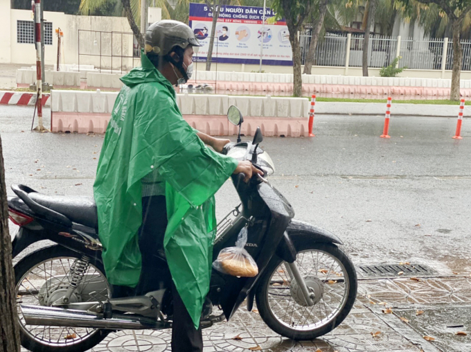 Cơn mưa bất chợt khiến nhiều người lưu thông trên đường gặp khó khăn. Ảnh: Lê Hoàng Vũ.