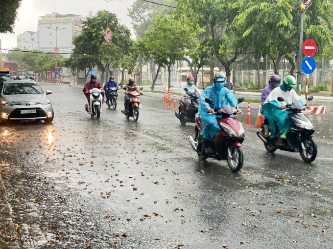 Cơn mưa đầu mùa xuất hiện đầu tiên tại TP. Cần Thơ vào ngày 13/4. Ảnh: Lê Hoàng Vũ.
