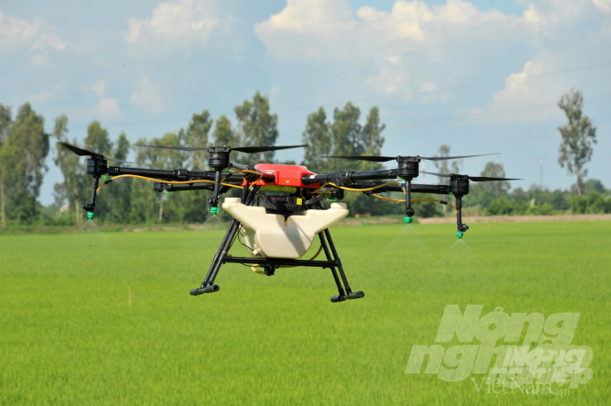 Máy hoạt động công suất phun khoảng 10-15 phút/ha (tùy theo sức gió trên đồng ruộng). Nếu cây trồng bị dịch bệnh tấn công thì drone hỗ trợ dập dịch nhanh và tiết kiệm được thời gian quản lý dịch hại cho người nông dân.