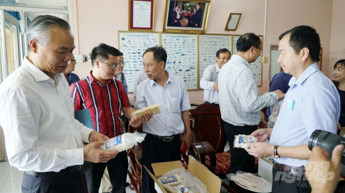 Thứ trưởng Phùng Đức Tiến (trái) giới thiệu sản phẩm cá tra của doanh nghiệp tại ĐBSCL cho các doanh nghiệp phía Bắc. Ảnh: Lê Hoàng Vũ.
