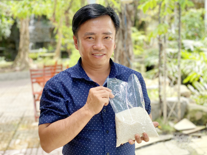 Ông Mã Hòa Khá, GĐ Cty TNHH thu mua chế biến Nông sản Tâm Phước với mẫu gạo sạch được liên kết sản xuất - tiêu thụ với nông dân, để cung cấp cho thị trường trong nước. Ảnh: Lê Hoàng Vũ.