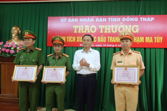 Chủ tịch UBND tỉnh Nguyễn Văn Dương trao tặng Bằng khen cho tập thể Công an huyện Tân Hồng trong vụ vận chuyển trái phép chất ma túy vào ngày 15/8/2020. Ảnh: Lê Hoàng Vũ.