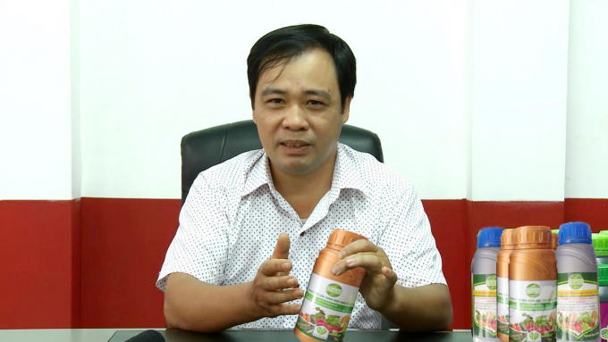 Ông Phạm Như Quảng bên sản phẩm thuốc bảo vệ thực vật sinh học làm từ thảo dược. Ảnh: Lê Hoàng Vũ.