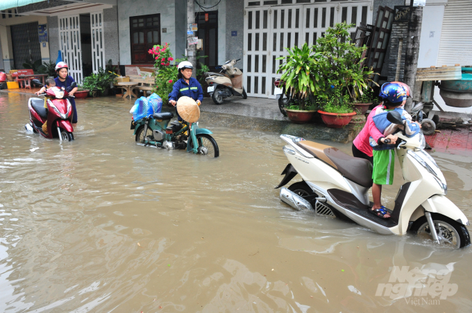 Được biết, TP Cần Thơ đang thực hiện dự án Phát triển và tăng cường khả năng thích ứng của đô thị với mức đầu tư hơn 320 triệu USD. Dự án có mục tiêu kiểm soát ngập cho gần 2.700 ha vùng lõi quận Ninh Kiều, Bình Thủy, bảo vệ hơn 420.000 dân. Tuy nhiên, do thời gian đầu chậm trễ so với kế hoạch nên UBND Cần Thơ xin gia gia hạn thêm thời gian đến giữa năm 2024.