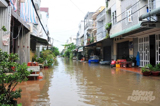 Tại Khu dân cư An Khánh, quận Ninh Kiều nhiều đường ngập sâu gần 1m nước khiến sinh hoạt người dân gặp nhiều khó khăn.