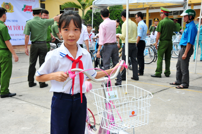 Nhiều em học sinh vui mừng được nhà tài trợ tặng xe đạp, giúp có phương tiện để đến trường. Ảnh: Lê Hoàng Vũ.