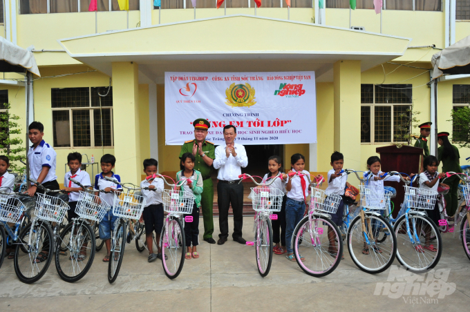 Lãnh đạo UBND thị xã Vĩnh Châu trao xe đạp cho học sinh nghèo ở địa phương. Ảnh: Lê Hoàng Vũ.