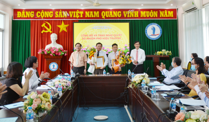 Tiến sĩ Lương Thanh Tân - Quyền Hiệu trưởng Trường Đại học Đồng Tháp (bìa trái) chúc mừng 2 Phó Hiệu trưởng mới được bổ nhiệm, gồm: Ông Hồ Văn Thống (thứ 2 từ trái sang) và ông Cao Dao Thép. Ảnh: ĐT.