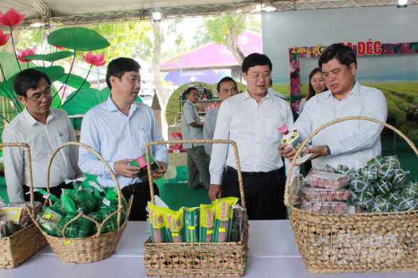  Ông Trần Thanh Nam, Thứ trưởng Bộ NN-PTNT cùng lãnh đạo tỉnh Đồng Tháp thăm các gian hàng trưng bày sản phẩm OCOP. Ảnh: Lê Hoàng Vũ.