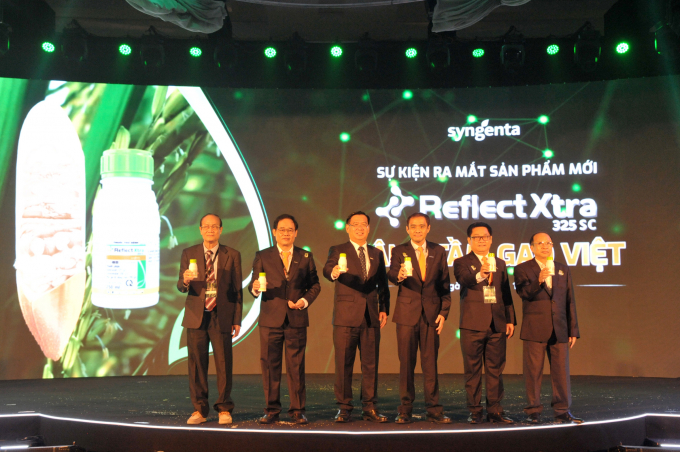 Lãnh đạo Syngenta Việt Nam cùng các nhà khoa học ra mắt sản phẩm Reflect Xtra 325SC nhằm giúp nâng tầm gạo Việt đến nông dân Việt Nam. Ảnh: Lê Hoàng Vũ.