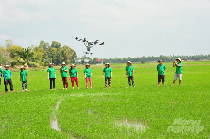 Công ty FMC Việt Nam đã phối hợp với Công ty ArgiDrone tiến hành rải trình diễn sản phẩm Prevathon® 0.4GR bằng máy bay không người lái trên hơn 400ha khắp vùng lúa trọng điểm của vựa lúa ĐBSCL. Ảnh: Lê Hoàng Vũ.