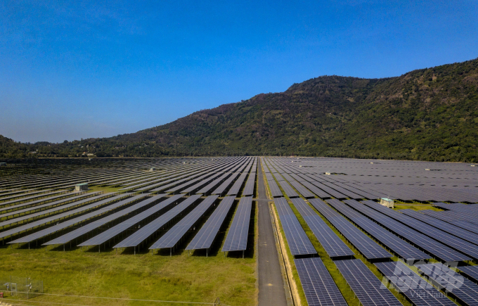 Nhà máy điện mặt trời Sao Mai - An Giang hơn 6.000 tỷ đồng tại vùng Bảy Núi đã đi vào hoạt động rất hiệu quả. Ảnh: Lê Hoàng Vũ.