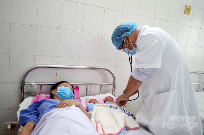 Sức khỏe bệnh nhân Nguyễn Thị H đang phục hồi tốt, 2 bé gái hồng hào, bú tốt. Ảnh: BVCC.