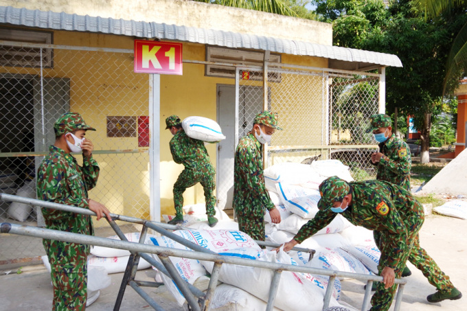 Lực lượng chức năng đang thu giữ số lượng đường cát nhập lậu là 2,5 tấn. Ảnh: Phú Qúy.