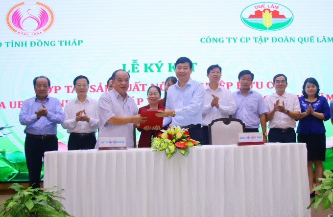 Công ty Cổ phần Tập đoàn Quế Lâm và UBND tỉnh Đồng Tháp đã ký kết Biên bản thỏa thuận hợp tác đầu tư về phát triển sản xuất nông nghiệp hữu cơ. Ảnh: Lê Hoàng Vũ.