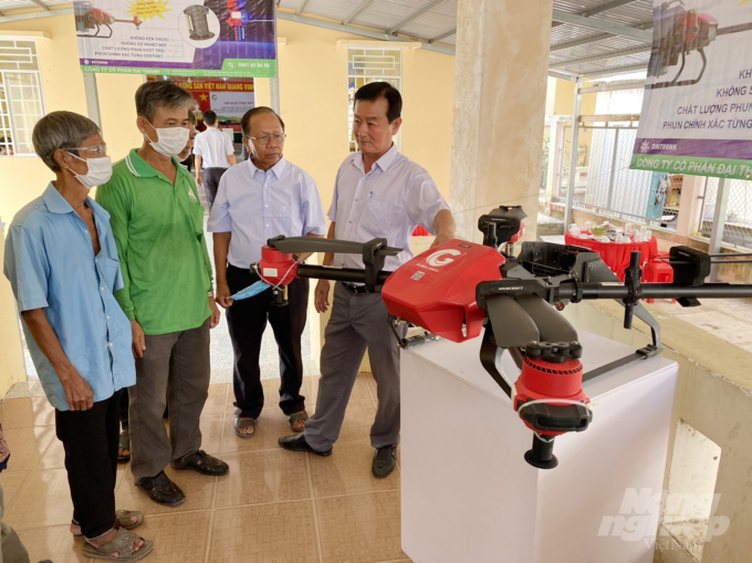 Nhiều nông dân ở An Giang rất hào hứng đến tham quan drone của Công ty Cổ phần Đại Thành chuyển giao. Ảnh: Lê Hoàng Vũ.
