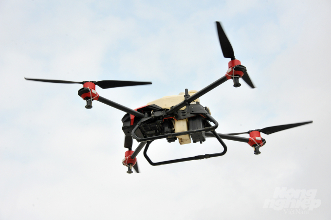 Một số lợi ích mà drone mang lại như: Giúp tăng năng suất lao động từ 15 đến 30 lần, giúp giảm giá thành sản xuất, rút ngắn thời gian phun thuốc trên 1 đơn vị diện tích… Ảnh: Lê Hoàng Vũ.