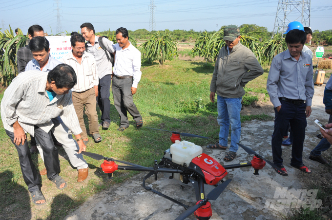 Giá công phun xịt thuốc bảo vệ thực vật cho lúa sử dụng drone là 180 ngàn đồng/ha. Ảnh: Lê Hoàng Vũ.
