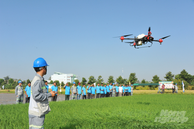Tính năng drone có thể giúp giảm thất thoát 30% thuốc BVTV trong phun xịt, giảm nhân công lao động, giảm giá thành, tiết kiệm 95 - 97% nước. Ảnh: Lê Hoàng Vũ.