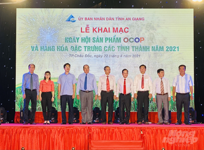 Lãnh đạo các tỉnh thành ở ĐBSCL thực hiện nghi thức cắt băng khai mạc Ngày hội OCOP 2021 tại An Giang. Ảnh: Lê Hoàng Vũ.