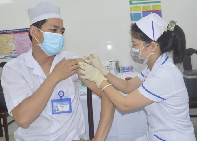 Bệnh viện Đa khoa Trung ương Cần Thơ triển khai tiêm ngừa vaccine phòng Covid-19 cho nhân viên y tế tuyến đầu chống dịch. Ảnh: Lê Hoàng Vũ.