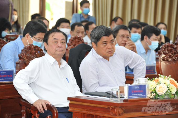 Bộ trưởng Bộ NN-PTNT Lê Minh Hoan và Thứ trưởng Trần Thanh Nam tại Hội nghị diễn ra tại TP Cần Thơ sáng 28/4/2021. Ảnh: Lê Hoàng Vũ.