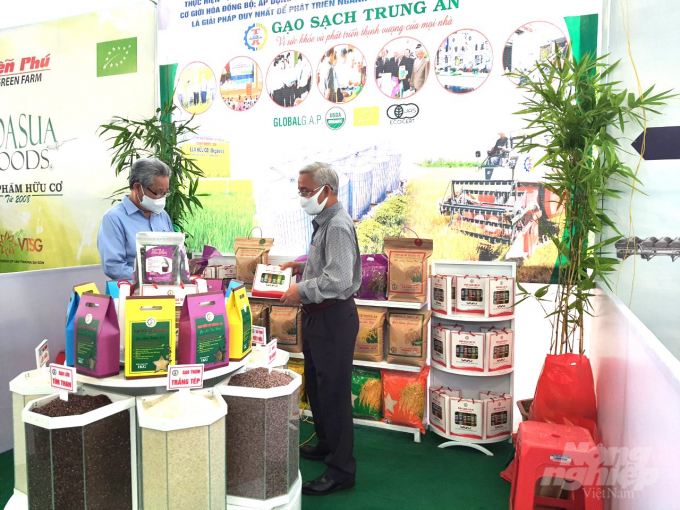 Ông Phạm Thái Bình (phải), Tổng giám đốc Công ty cổ phần nông nghiệp Công nghệ cao Trung An giới thiệu sản phẩm gạo sạch của doanh nghiệp trong khuôn khổ hội nghị này. Ảnh: Lê Hoàng Vũ.