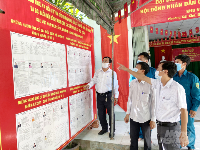 Kiểm tra danh sách niêm yết cử tri tại tổ bầu cử số 14 thuộc UBND phường Cái Khế, quận Ninh Kiều. 
