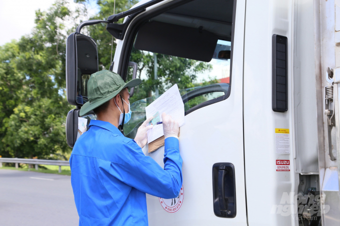 Anh Đào Chí Nghĩa, Bí thư Thành Đoàn Cần Thơ cho biết, đây là đợt thứ 2 lực lượng đoàn viên, thanh niên được huy động nhằm bổ sung cho các chốt kiểm soát phòng, chống dịch của thành phố. Tại các chốt trực, tình nguyện viên sẽ phối hợp với các ngành chức năng: Công an, Quân đội, Y tế để lấy thông tin dịch tễ, đo thân nhiệt và hướng dẫn người dân cài phần mềm Bluezone từ các nơi vào thành phố Cần Thơ.