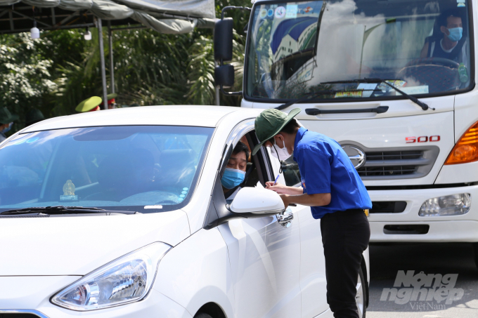 Kiểm soát nguời và phương tiện tại chốt kiểm soát Covid-19 ở huyện Châu Thành, Đồng Tháp. Ảnh: VK.