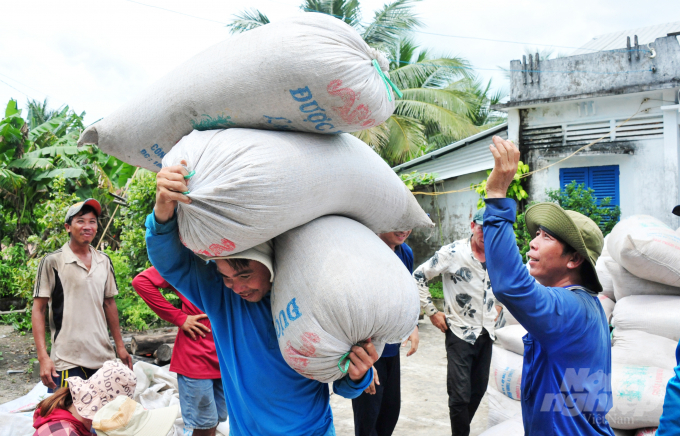 An Giang lập đường dây nóng hỗ trợ tiêu thụ và lưu thông nông sản cho bà con nông dân trong điều kiện ứng phó dịch Covid-19. Ảnh: Lê Hoàng Vũ.