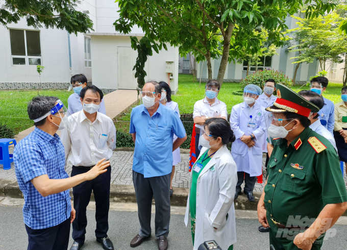 Phó Thủ tướng Chính phủ Vũ Đức Đam (bìa trái) kiểm tra khu điều trị Covid-19 của Bệnh viện Đa khoa trung tâm An Giang. Ảnh: Lê Hoàng Vũ.