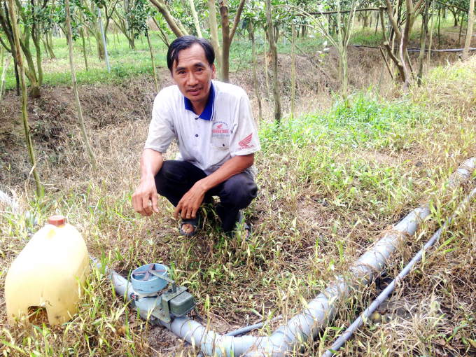 Nhiều nông dân ĐBSCL đã đầu tư hệ thống tưới nước tiết kiệm trên cây ăn trái. Ảnh: Lê Hoàng Vũ.